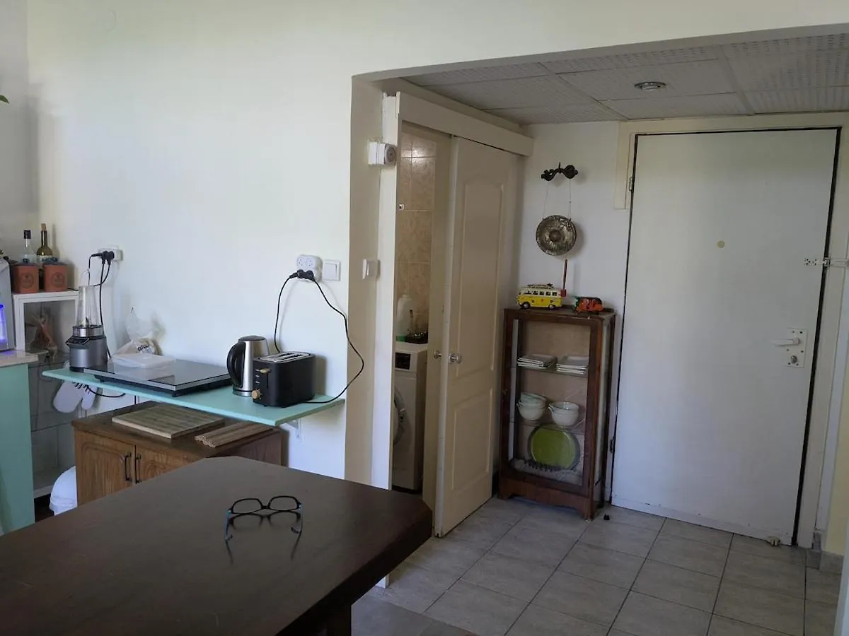 Young Spirit - Cosy And Simple Haifa Apartment
